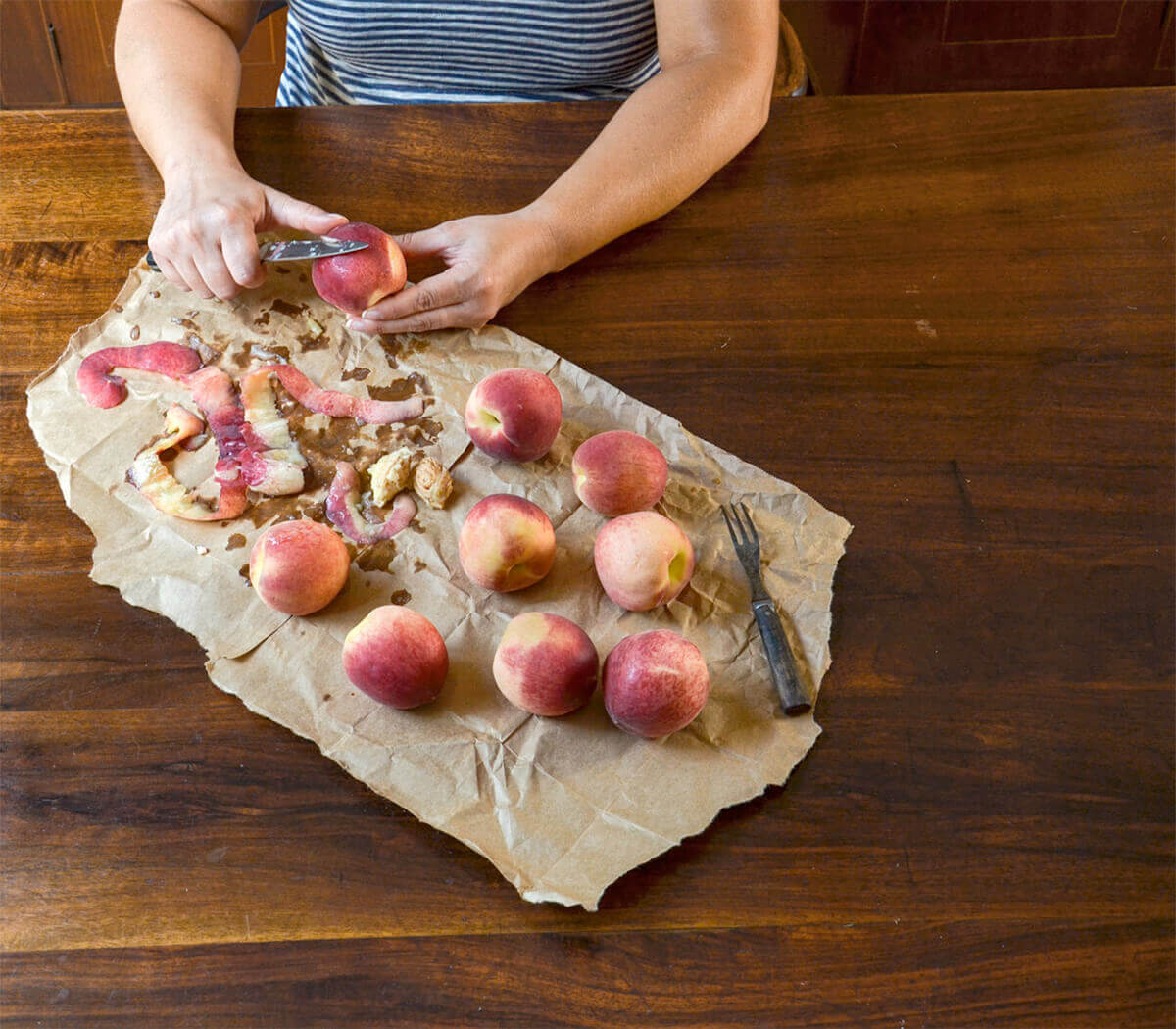 Peeling Peaches<p>© Dale Niles</p>