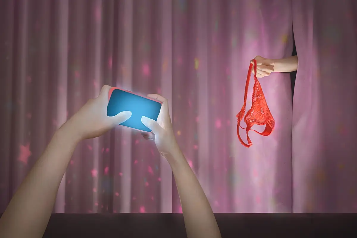 Fancy Some ”Us” Time: She tries to ”seduce” him, but he keeps scrolling.<p>© Kantaya New</p>