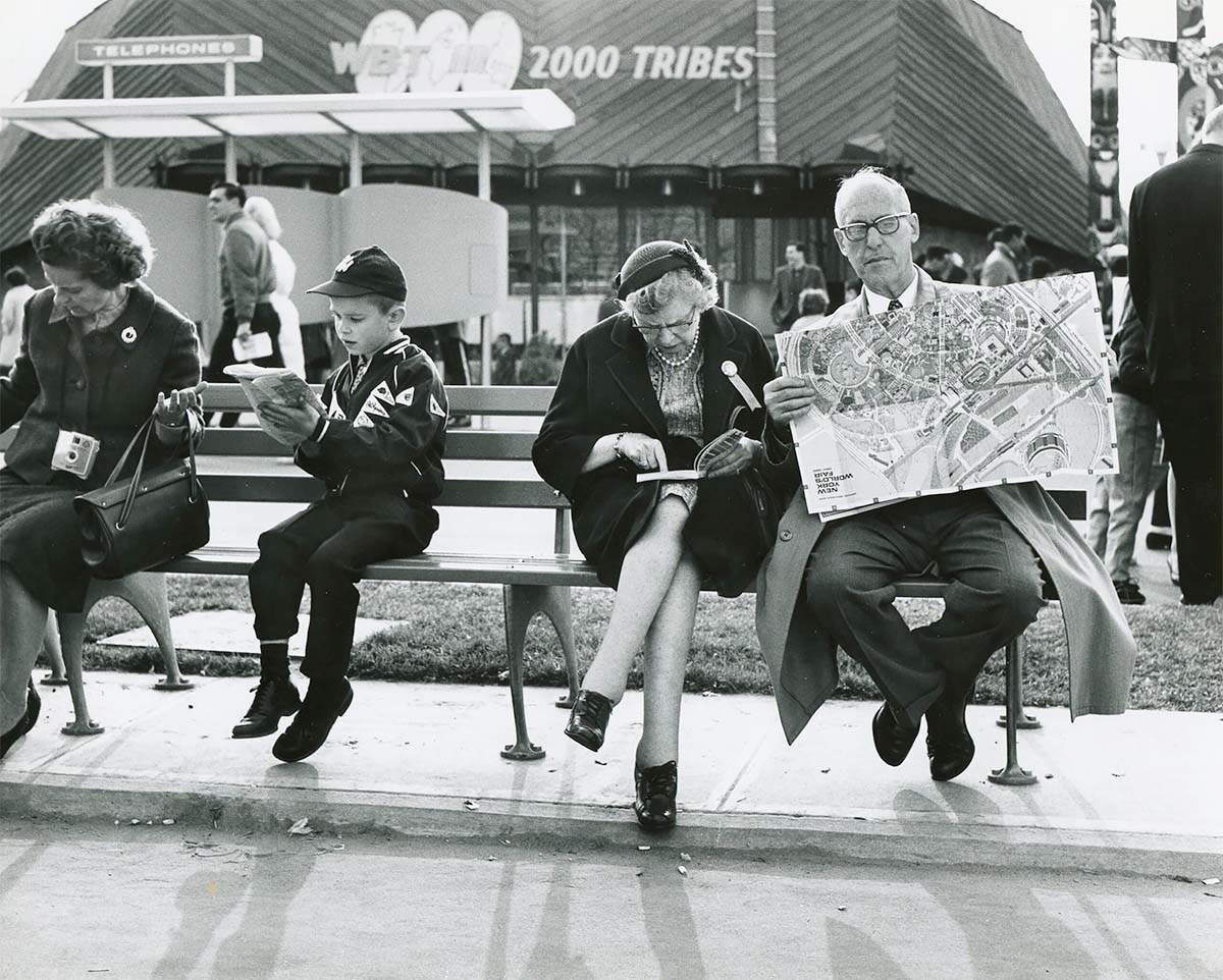 Couple reading maps, World’s Fair, Queens, NY, 1964<p>© Ruth Orkin</p>