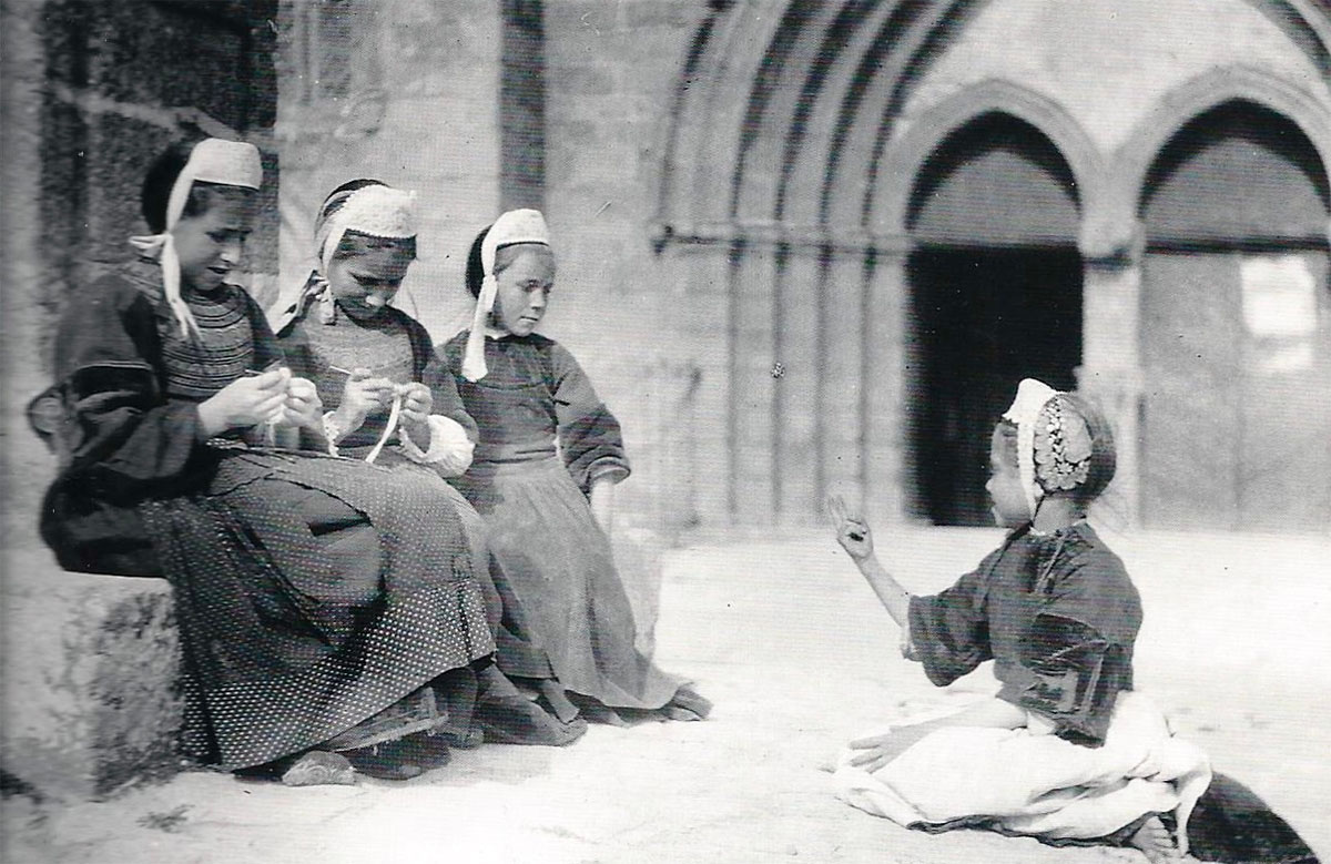 Pont-l’Abbé Fillettes faisant du crochet, 1900<p>© Constant Puyo</p>