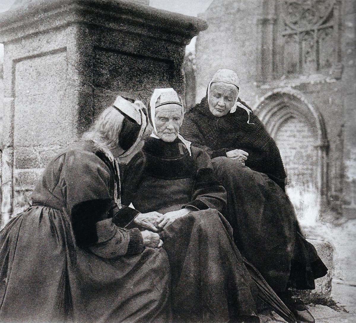 Pont-l’Abbé : trois vieilles bigoudènes au calvaire, 1905<p>© Constant Puyo</p>