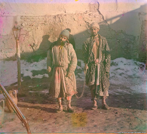 Two Prisoners in Shackles, between 1905 and 1915 <p>© Sergey Prokudin-Gorsky</p>