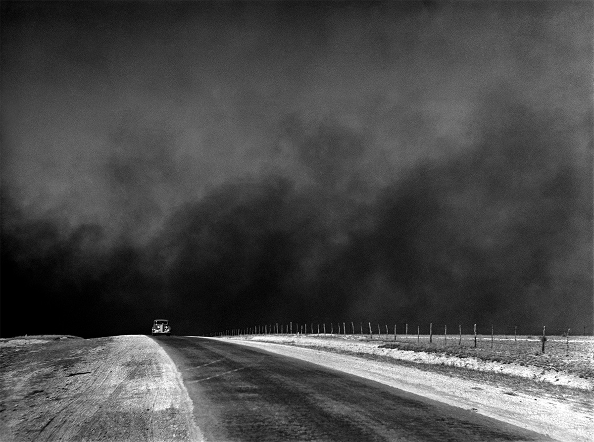 Heavy black clouds of dust rising over the Texas Panhandle, Texas, 1936 - Library of Congress<p>© Arthur Rothstein</p>