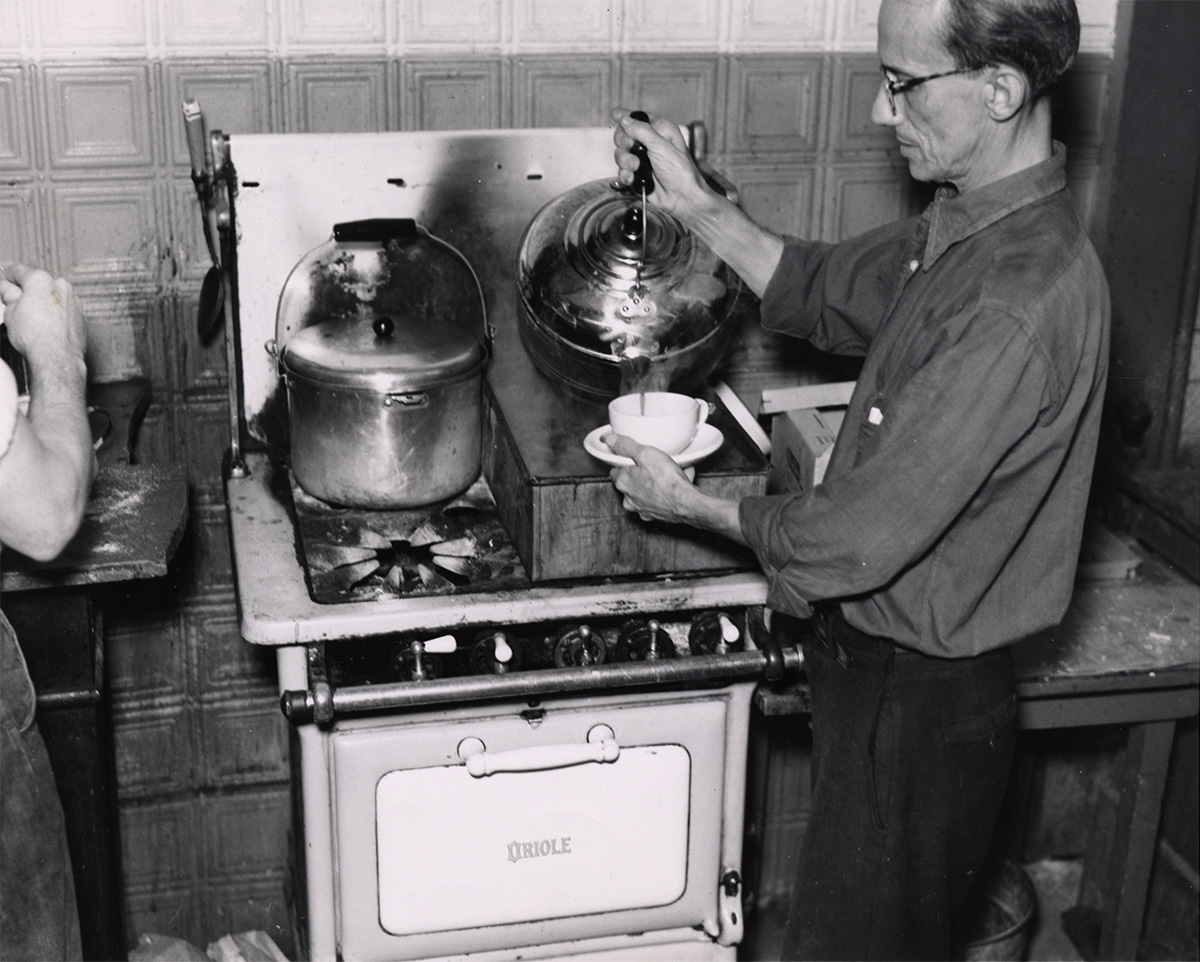 Pouring coffee in Pepe’s Cafe. Key West, Florida, January 1938 - Library of Congress<p>© Arthur Rothstein</p>