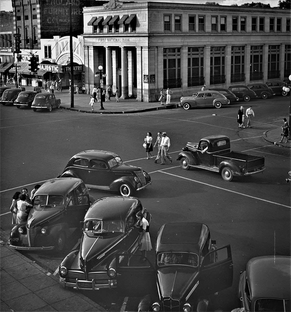 Car Culture Saturday afternoon in Florence, Alabama, June 1942 - Library of Congress<p>© Arthur Rothstein</p>