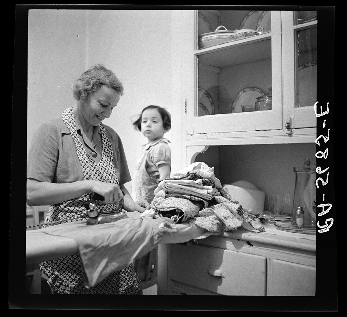 Mrs. Max Hochfield, a prospective New Jersey homesteader, now living in the Bronx, New York, 1936 - Library of Congress<p>© Arthur Rothstein</p>