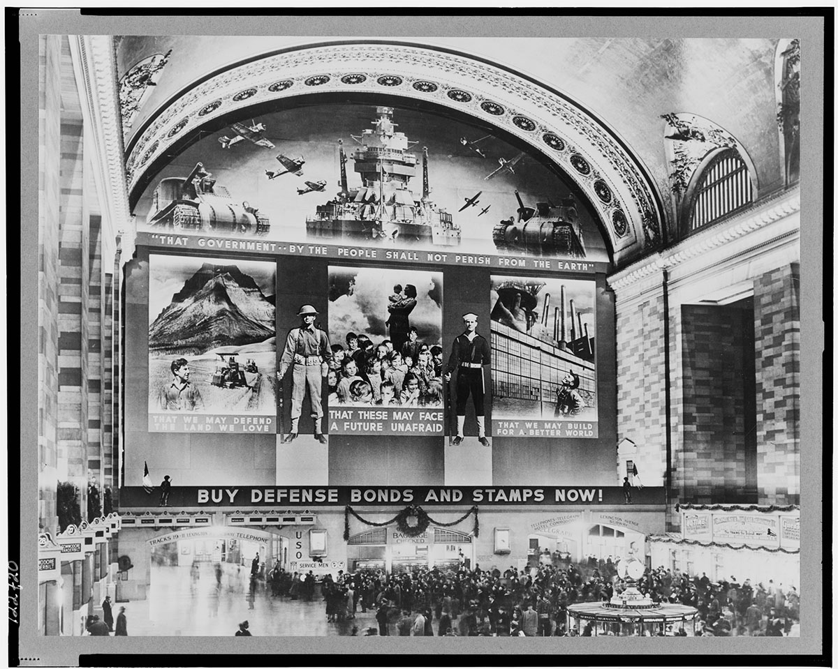 Photo mural to promote the sales of defense bonds, in concourse of Grand Central terminal, 1942 - Library of Congress<p>© Arthur Rothstein</p>