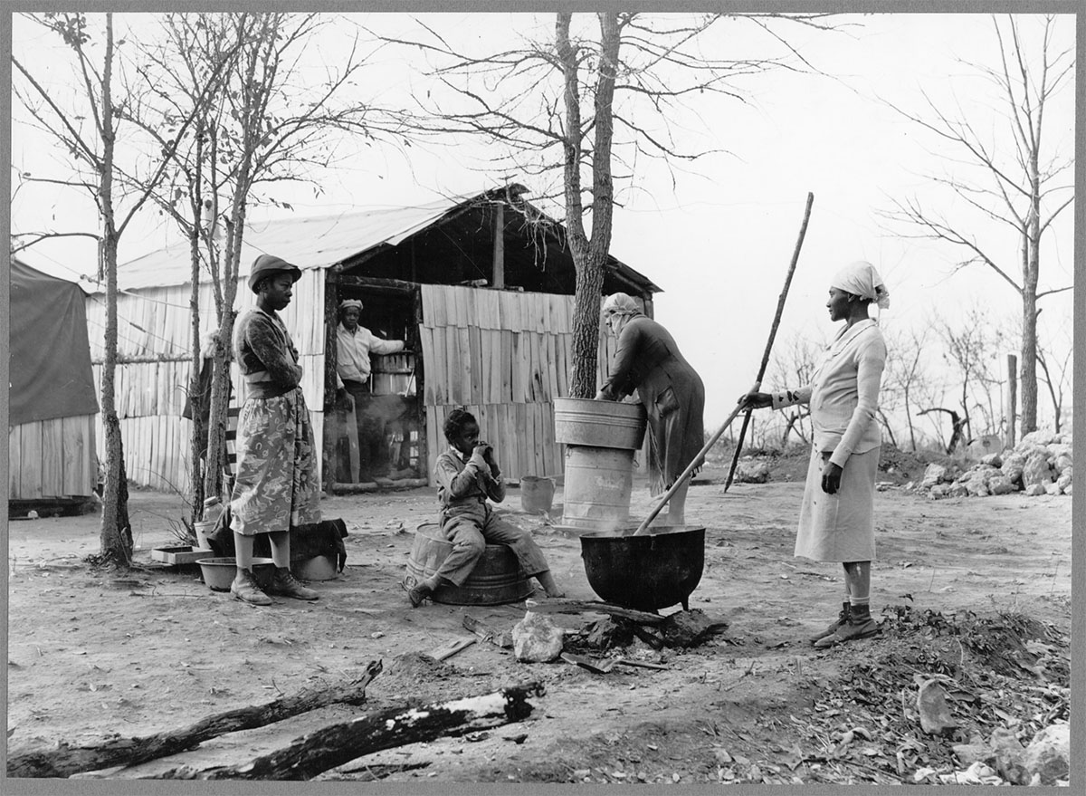 Washing clothes at camp for evicted sharecroppers. Butler County, Missouri, November 1939 - Library of Congress<p>© Arthur Rothstein</p>