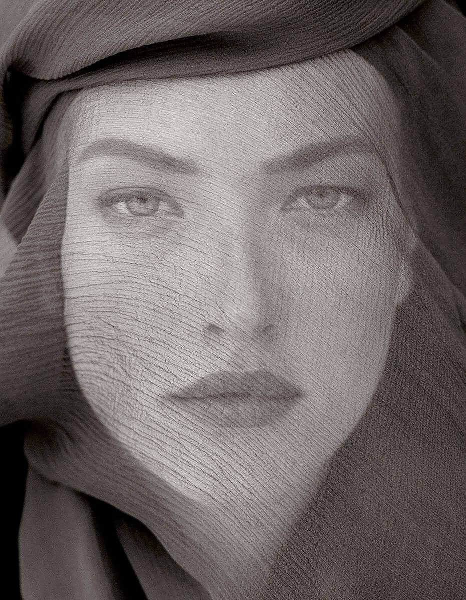 Tatjana Veiled Head, Tight View, Joshua Tree, 1988<p>Courtesy Trunk Archive / © Herb Ritts</p>