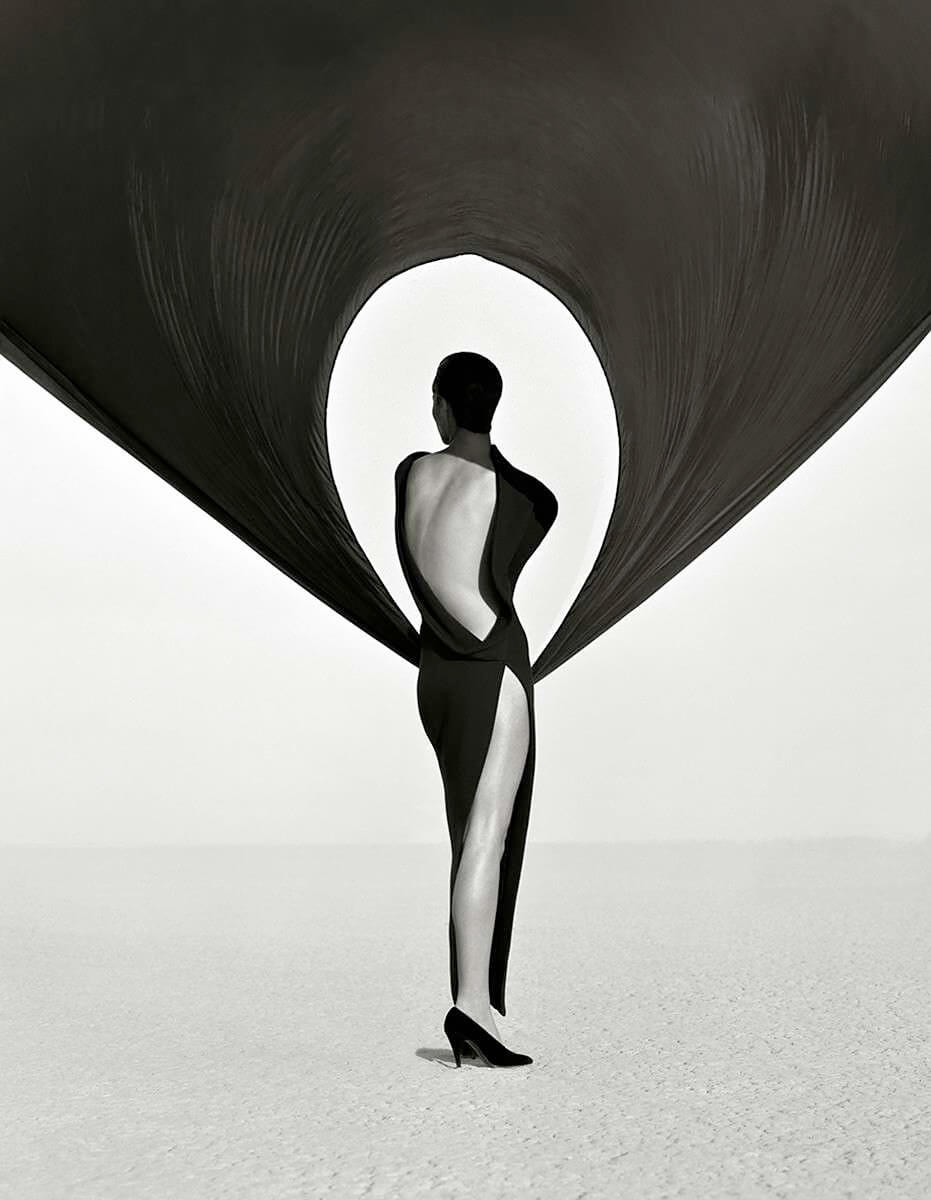 1990 Christy Turlington el mirage Fashion MFA Collection Versace Dress Back View<p>Courtesy Trunk Archive / © Herb Ritts</p>