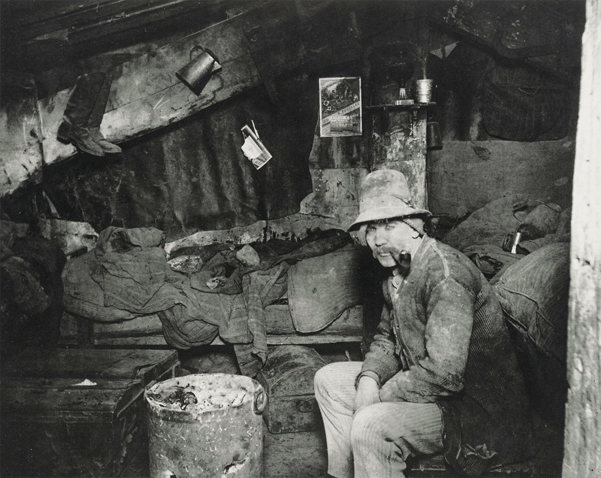 Im Schlafquartier – Rivington Müllkippe, 18 March 1892<p>© Jacob Riis</p>