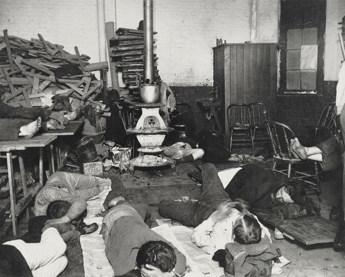 Männerunterkunft in der West 47th Street Station, 1892<p>© Jacob Riis</p>