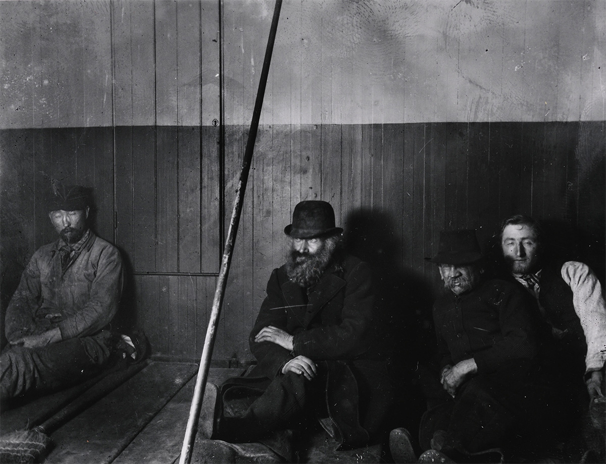 Interiør. En gruppe menn, New York. Fra publikasjon: Photographer and Citizen, Alland 1974<p>© Jacob Riis</p>