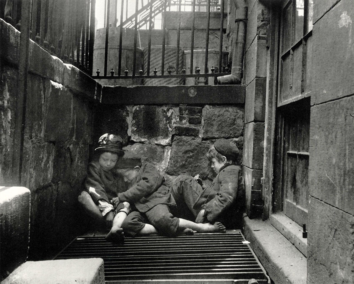 Nomads of the Street, Street children in their sleeping quarters, New York, before 1914<p>© Jacob Riis</p>