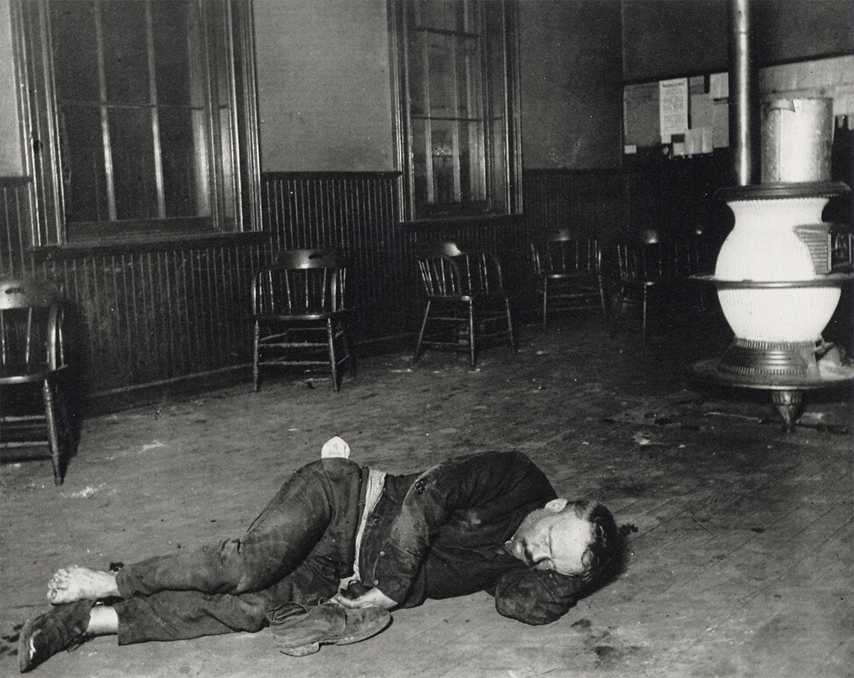 Bewohner einer Unterkunft des Polizeiamtes Date<p>© Jacob Riis</p>