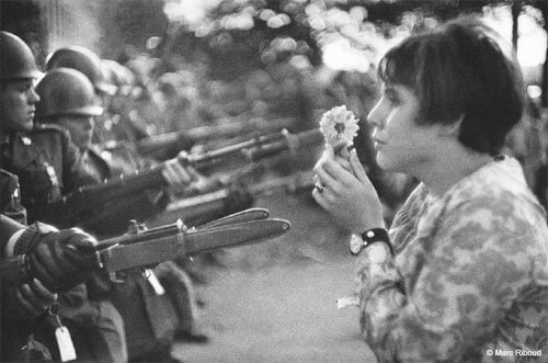 The Ultimate Confrontation: The Flower and the Bayonet, Washington D. C, 21 Octobre 1967 - Marc Riboud