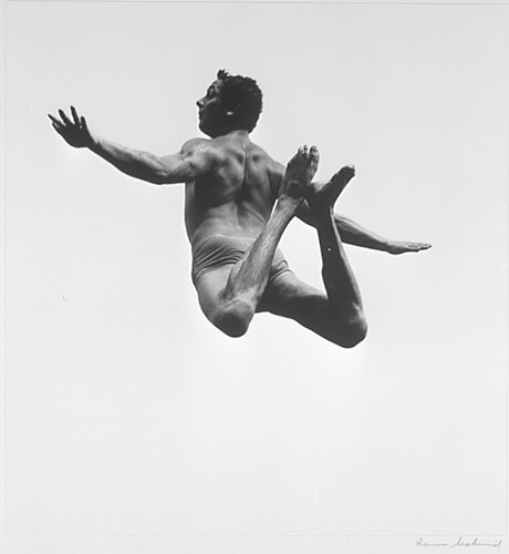 Pleasures and Terrors of Levitation #99 © Aaron Siskind Foundation, courtesy of Bruce Silverstein Gallery, NY.<p>© Aaron Siskind</p>