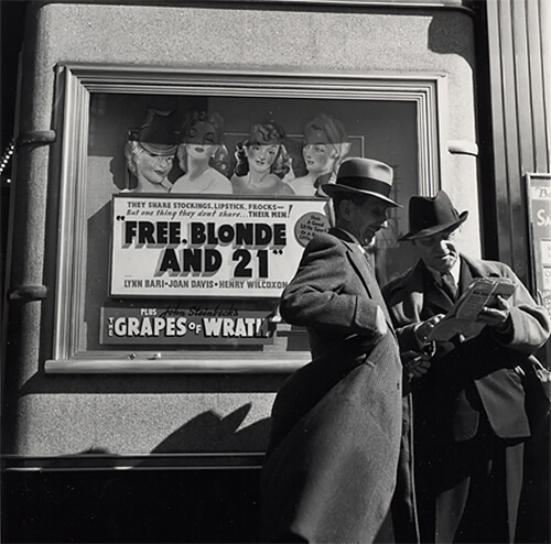 Outside Theatre NYC © Aaron Siskind Foundation, courtesy of Bruce Silverstein Gallery, NY.<p>© Aaron Siskind</p>