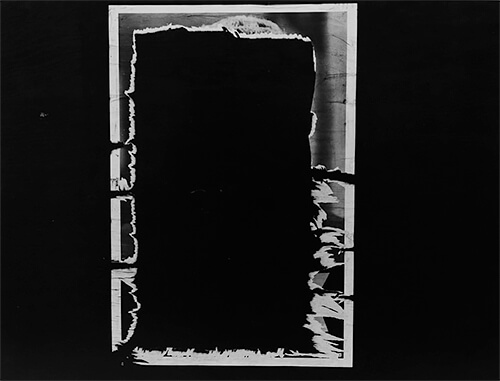 Chicago 16, 1965 © Aaron Siskind Foundation, courtesy of Bruce Silverstein Gallery, NY.<p>© Aaron Siskind</p>