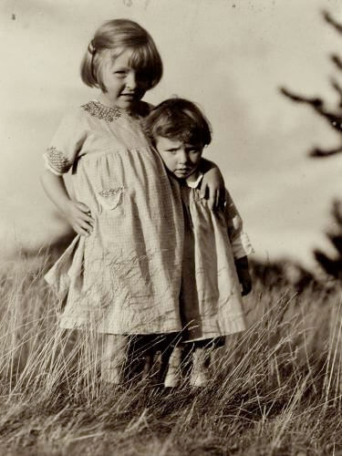 Peggy & Sue Davidson, 1925<p>© Alfred Stieglitz</p>
