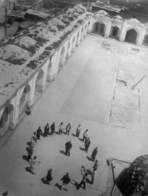 Volleyball in the mosque yard. Uzbekistan, 1930<p>© Arkady Shaikhet</p>