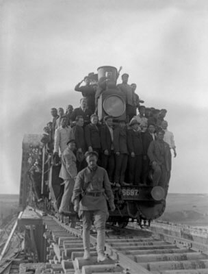urk-Sib. Train crosses the first joint. Workers singing ‘The Internationale’. April 28, 1930<p>© Arkady Shaikhet</p>