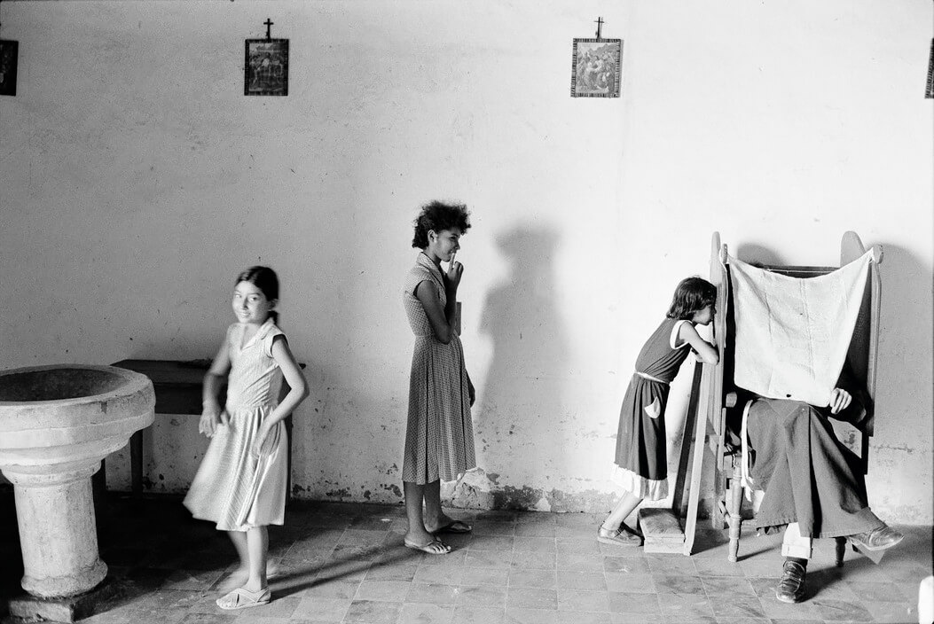 Village confessional, El Salvador 1981<p>Courtesy Magnum Photos / © Chris Steele-Perkins</p>