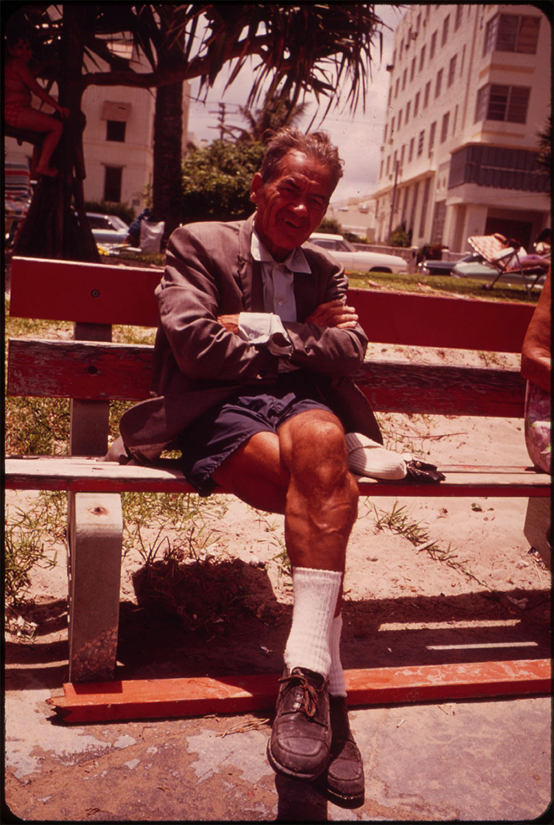 RESIDENT OF SOUTH BEACH. A LARGE PROPORTION OF THE AREA’S POPULATION ARE PEOPLE OF RETIREMENT AGE, June 1973 - NARA<p>© Flip Schulke</p>