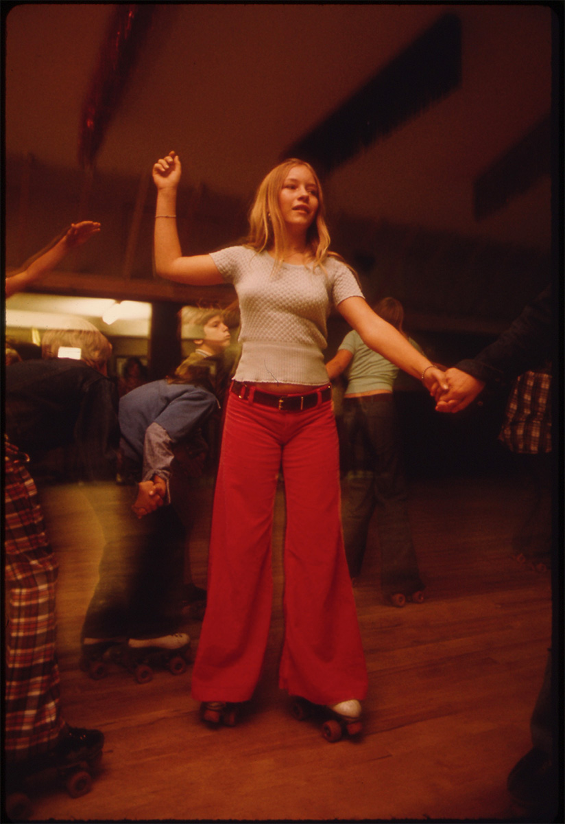 YOUNGSTERS ROLLER SKATING AT IZZY-DORRY’S ROLLER RINK AT NEW ULM, MINNESOTA, October 1974 - NARA<p>© Flip Schulke</p>