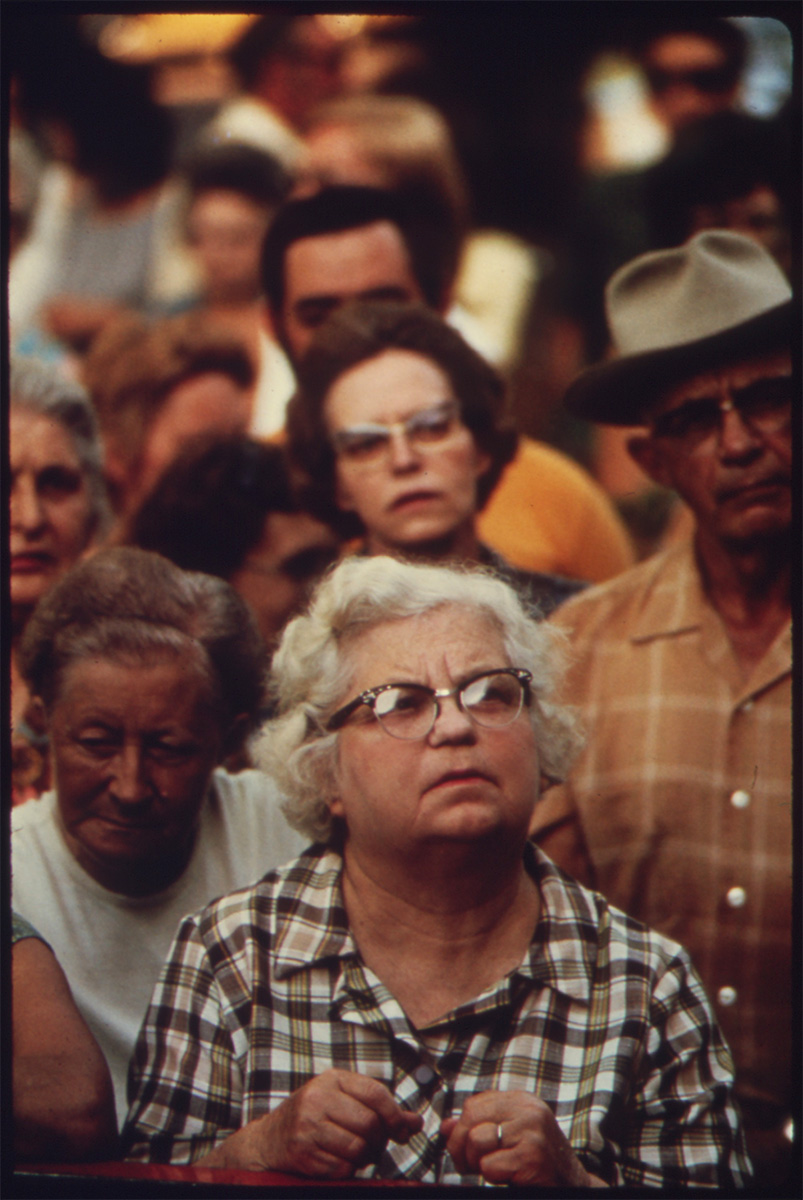 AUDIENCE AT AN AUCTION OF HOUSEHOLD GOODS IN A RESIDENTIAL AREA, July 1974 - NARA<p>© Flip Schulke</p>