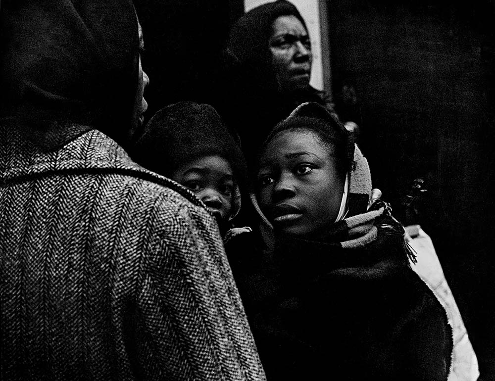 Christmas Eve, Chicago, IL, 1967<p>© John Simmons</p>