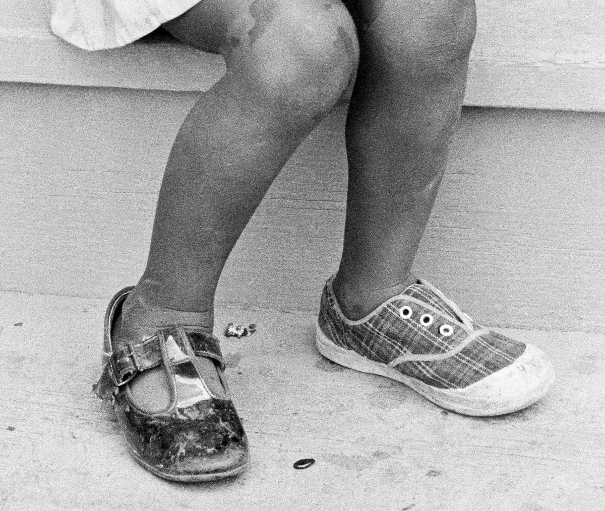 Two Shoes, Nashville, TN, 1971<p>© John Simmons</p>