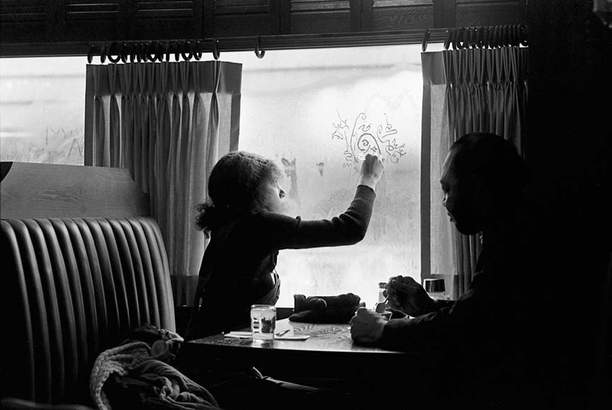 Window Writing, Chicago, IL, 1968<p>© John Simmons</p>