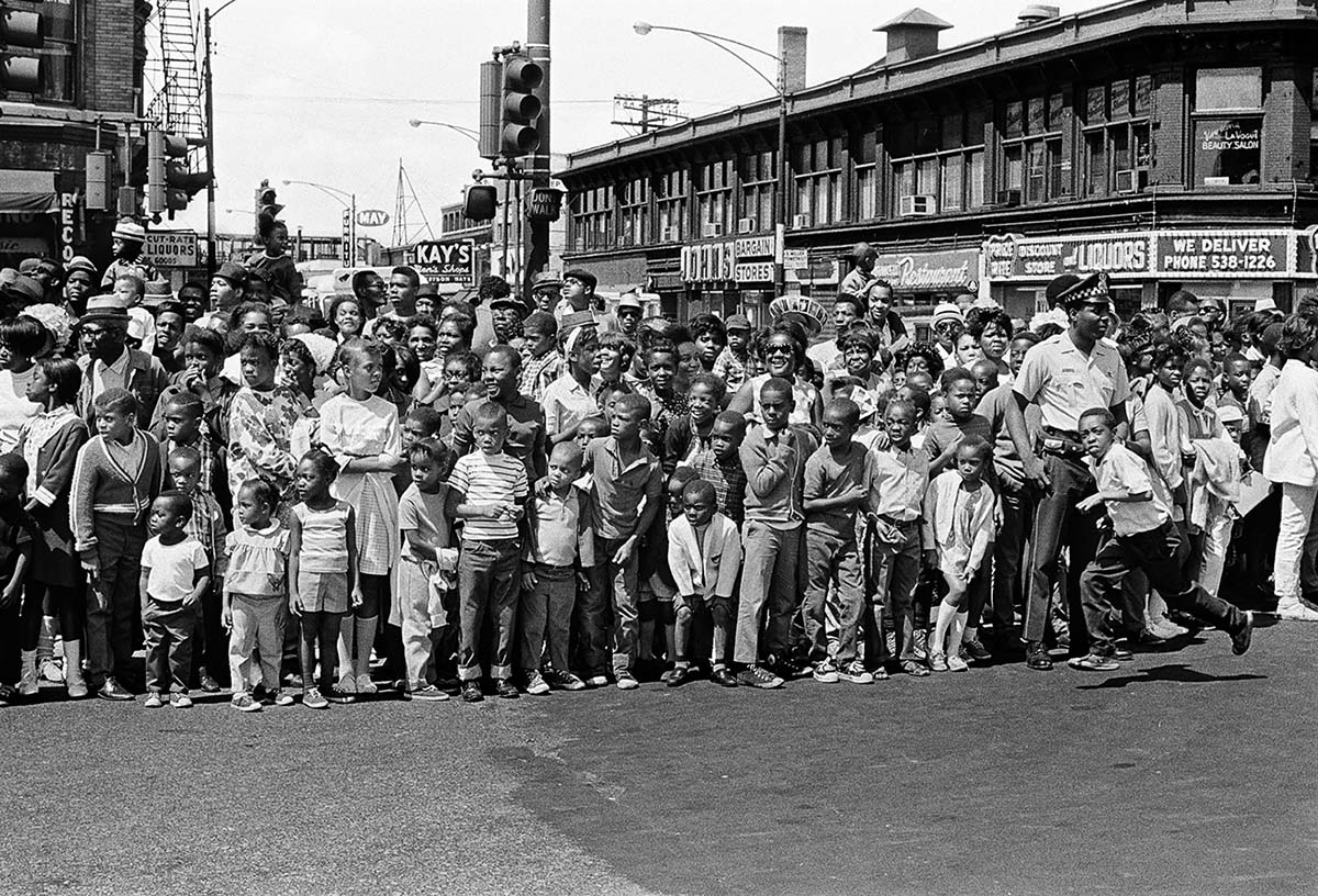 Parade, Chicago, IL, 1967<p>© John Simmons</p>