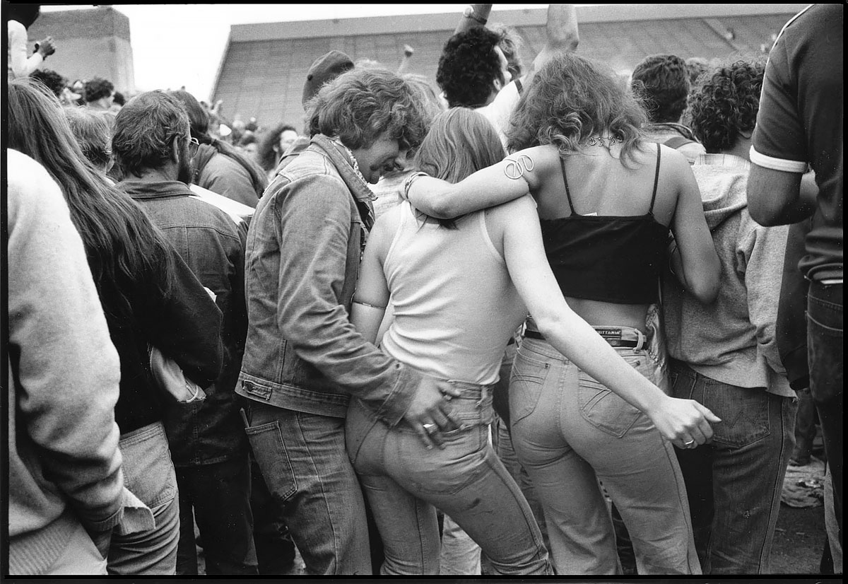 Rolling Stones Fans bump<p>© Joseph Szabo</p>