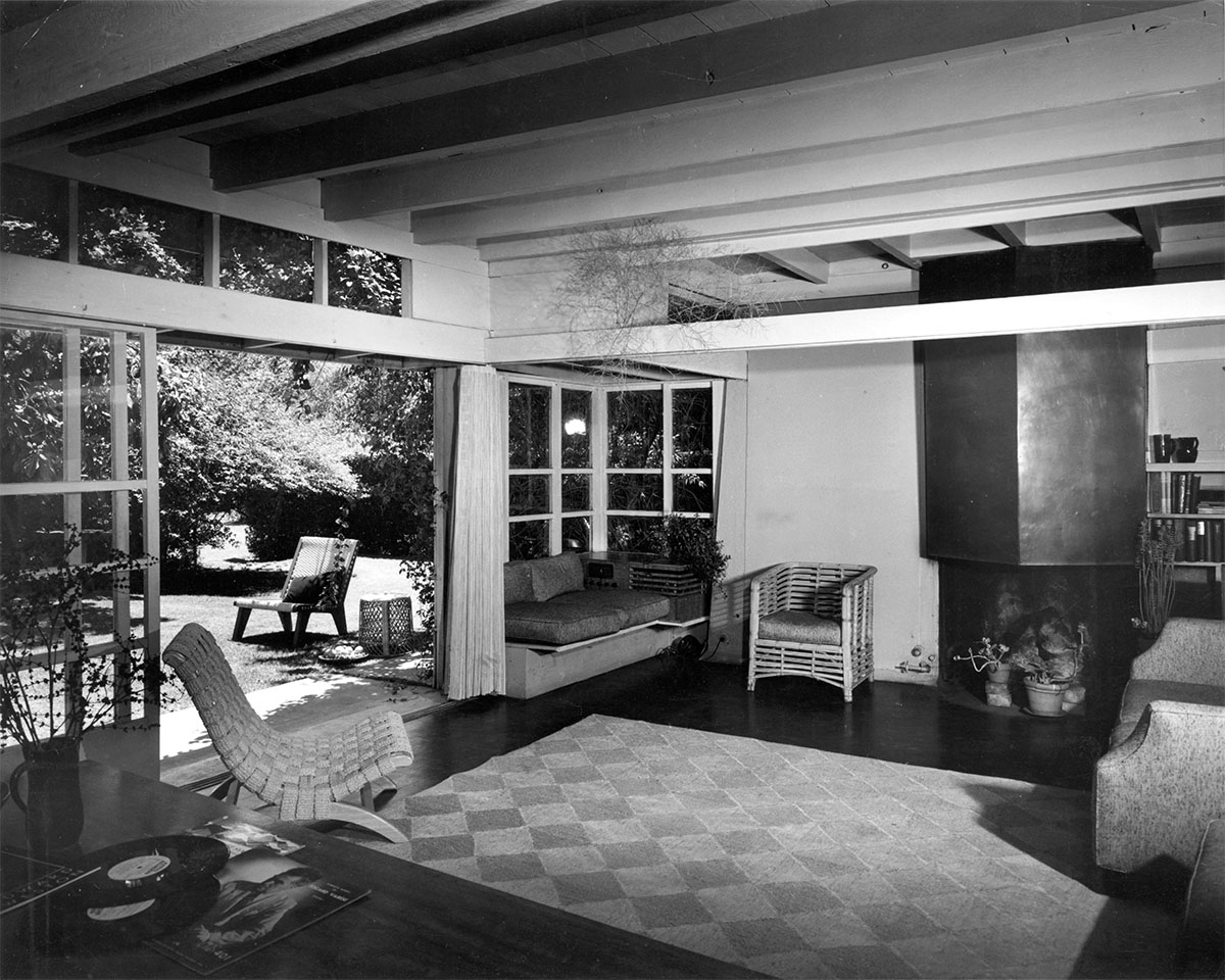 Interior view of the R.M. Schindler residence, West Hollywood (previously Sherman), 1921-1922<p>© Julius Shulman</p>