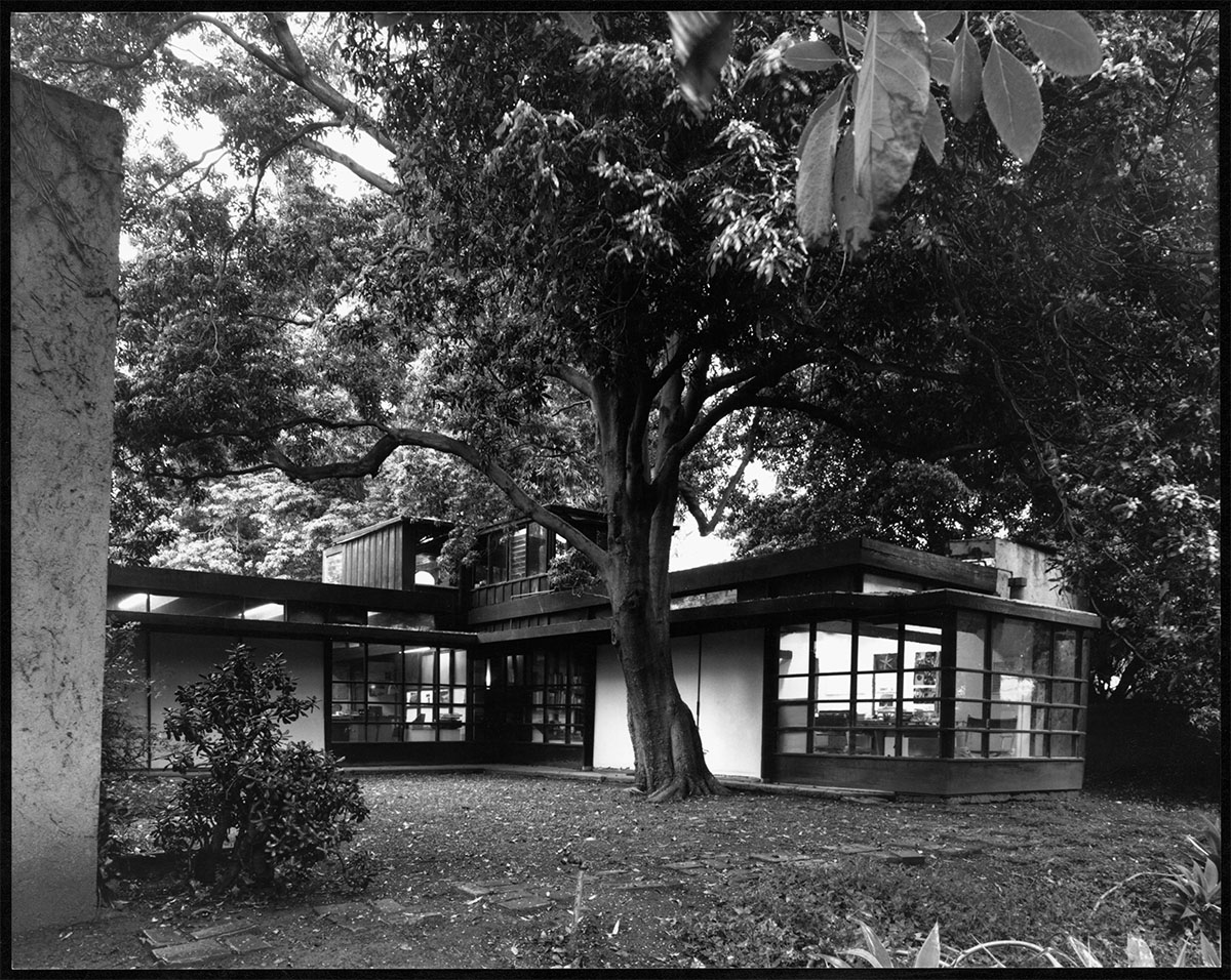 Exterior view of the R.M. Schindler residence, West Hollywood (previously Sherman), 1921-1922, The Getty Research Institute<p>© Julius Shulman</p>
