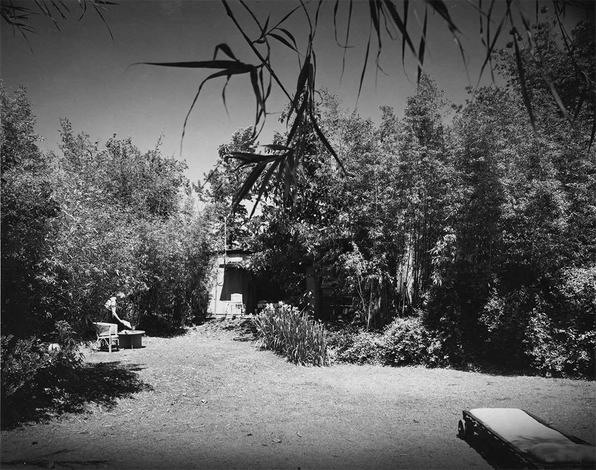  Exterior view of the R.M. Schindler residence, West Hollywood (previously Sherman), 1921-1922, The Getty Research Institute<p>© Julius Shulman</p>