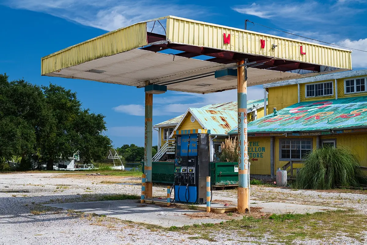 The Yellow Store, Highway 90<p>© Les Schmidt</p>