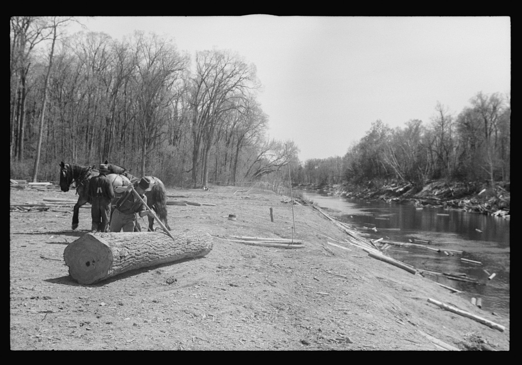 Rolling logs into river near Littlefork, Minnesota, c. 1937 @ Library of Congress<p>© Roy Stryker</p>