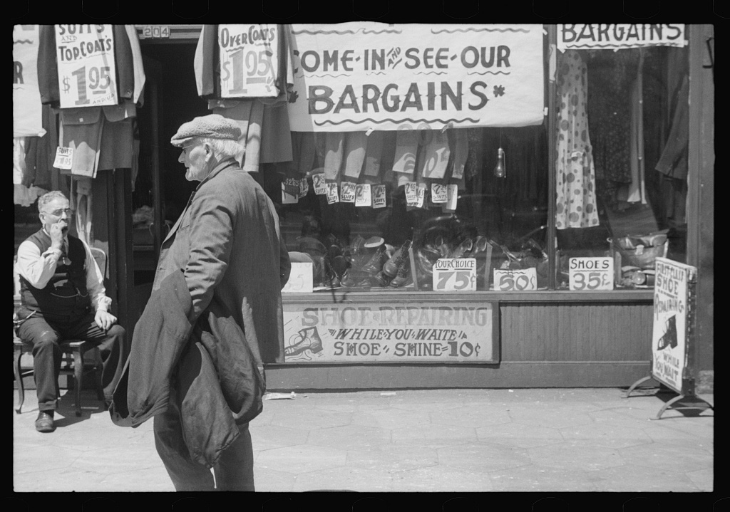 Secondhand clothing store, Minneapolis, Minnesota, c. 1937 @ Library of Congress<p>© Roy Stryker</p>