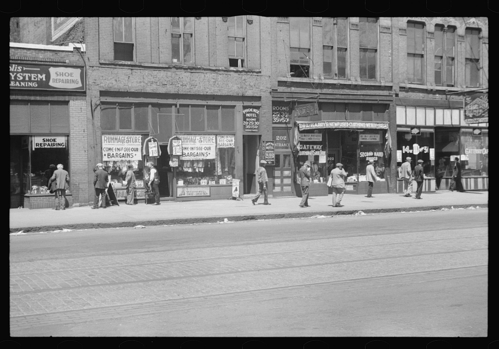 Scene in Gateway district, Minneapolis, Minnesota, c. 1937 @ Library of Congress<p>© Roy Stryker</p>