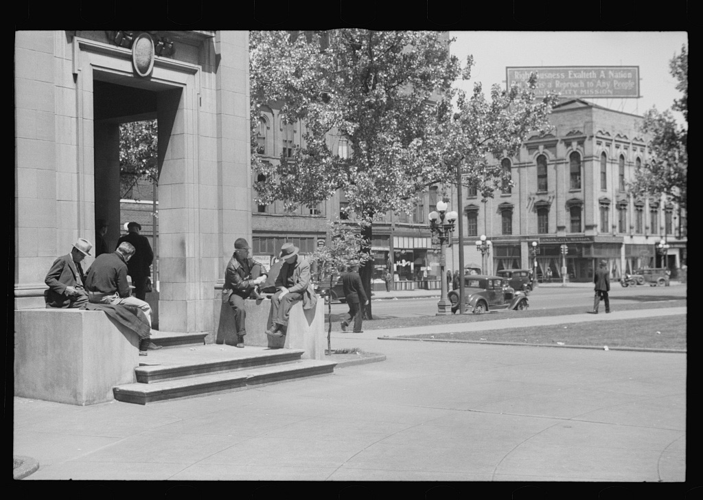 Street scene, Minneapolis, Minnesota, c. 1937 @ Library of Congress<p>© Roy Stryker</p>