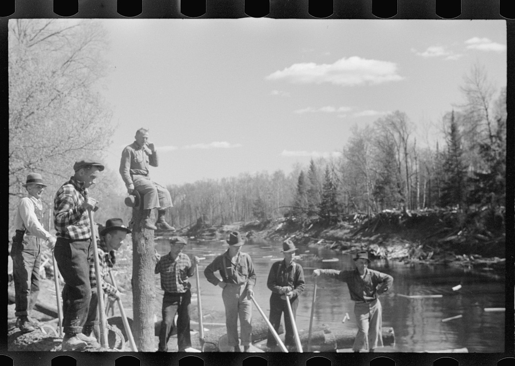 Rolling logs into river, near Littlefork, Minnesota, c. 1937 @ Library of Congress<p>© Roy Stryker</p>