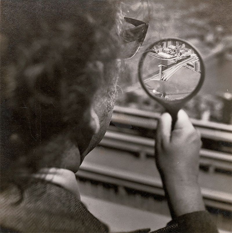 Elmer Looking at the Brooklyn Bridge, 1977<p>© Arthur Tress</p>