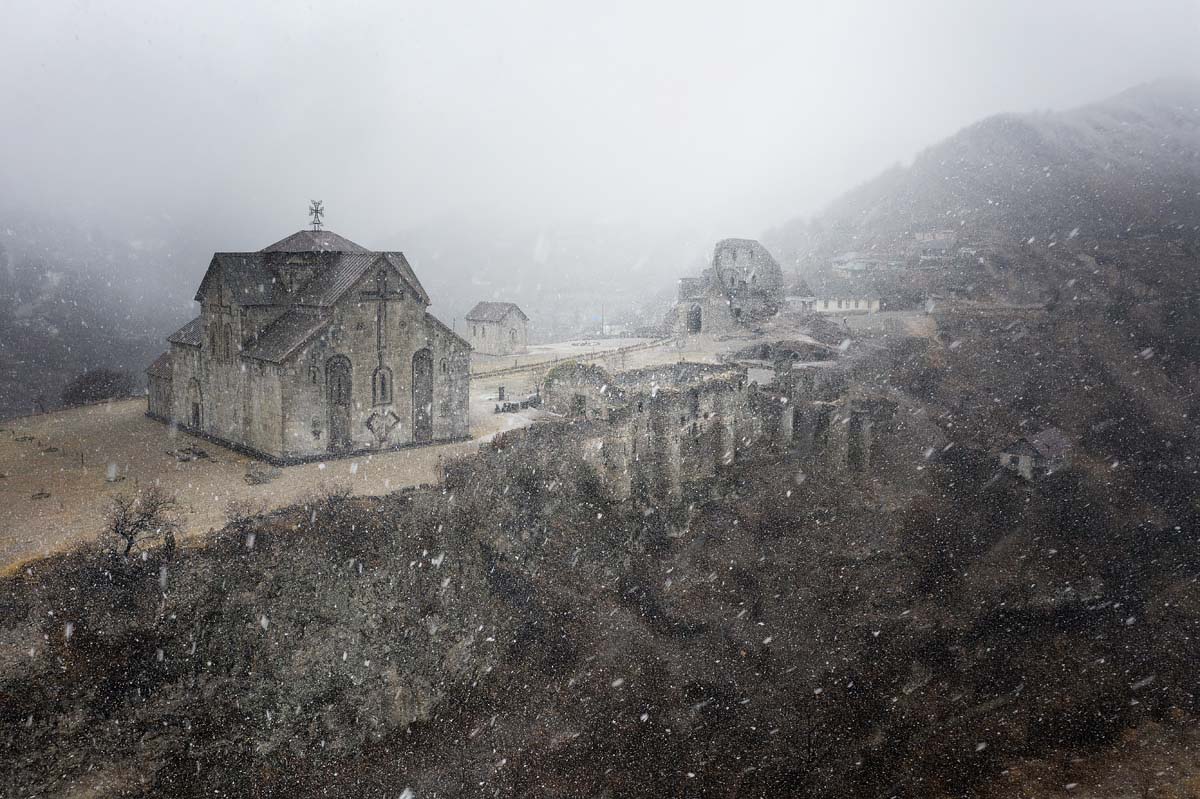 Stone and Candle: Akhtala Monastery<p>© Ted & Nune</p>