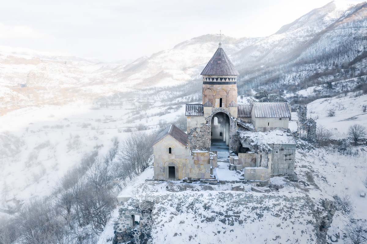 Stone and Candle: Hnevank Monastery<p>© Ted & Nune</p>