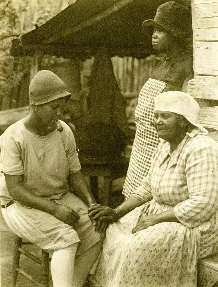 Older woman and two girls, Gulah, circa 1920<p>© Doris Ulmann</p>