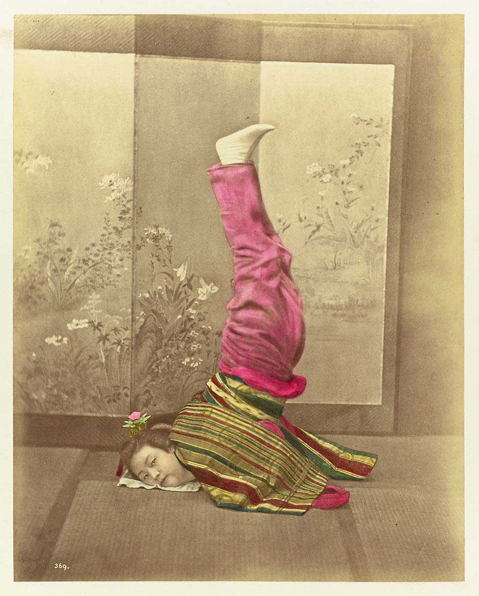 Japanese woman on her head, between 1871 and 1885 - Rijksmuseum<p>© Baron Raimund von Stillfried</p>