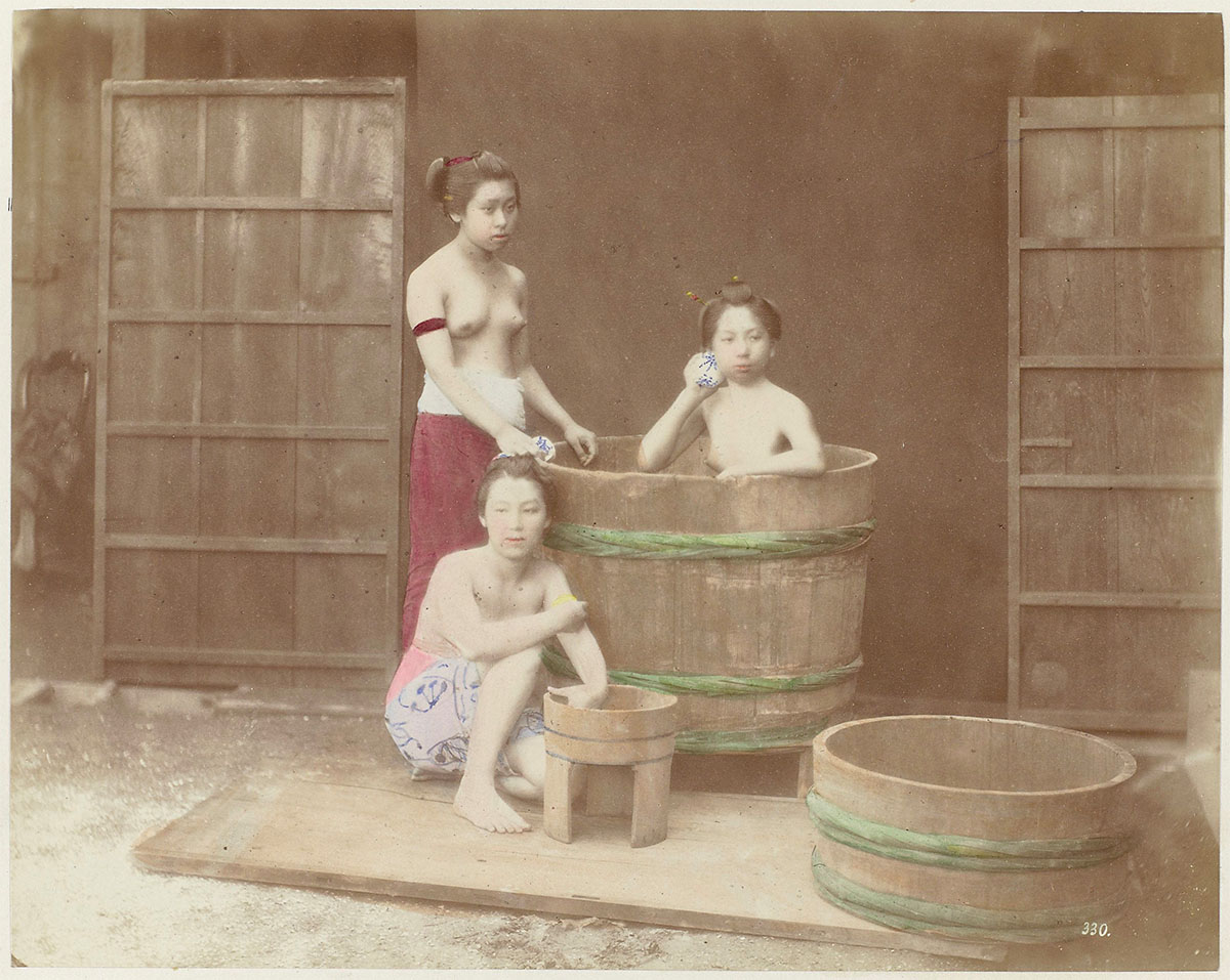 Naked women in bathtub, between 1871 and 1885 - Rijksmuseum<p>© Baron Raimund von Stillfried</p>